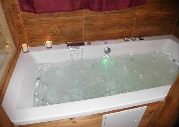 Wellnessoase Mit Sauna Und Whirlpool אינזל